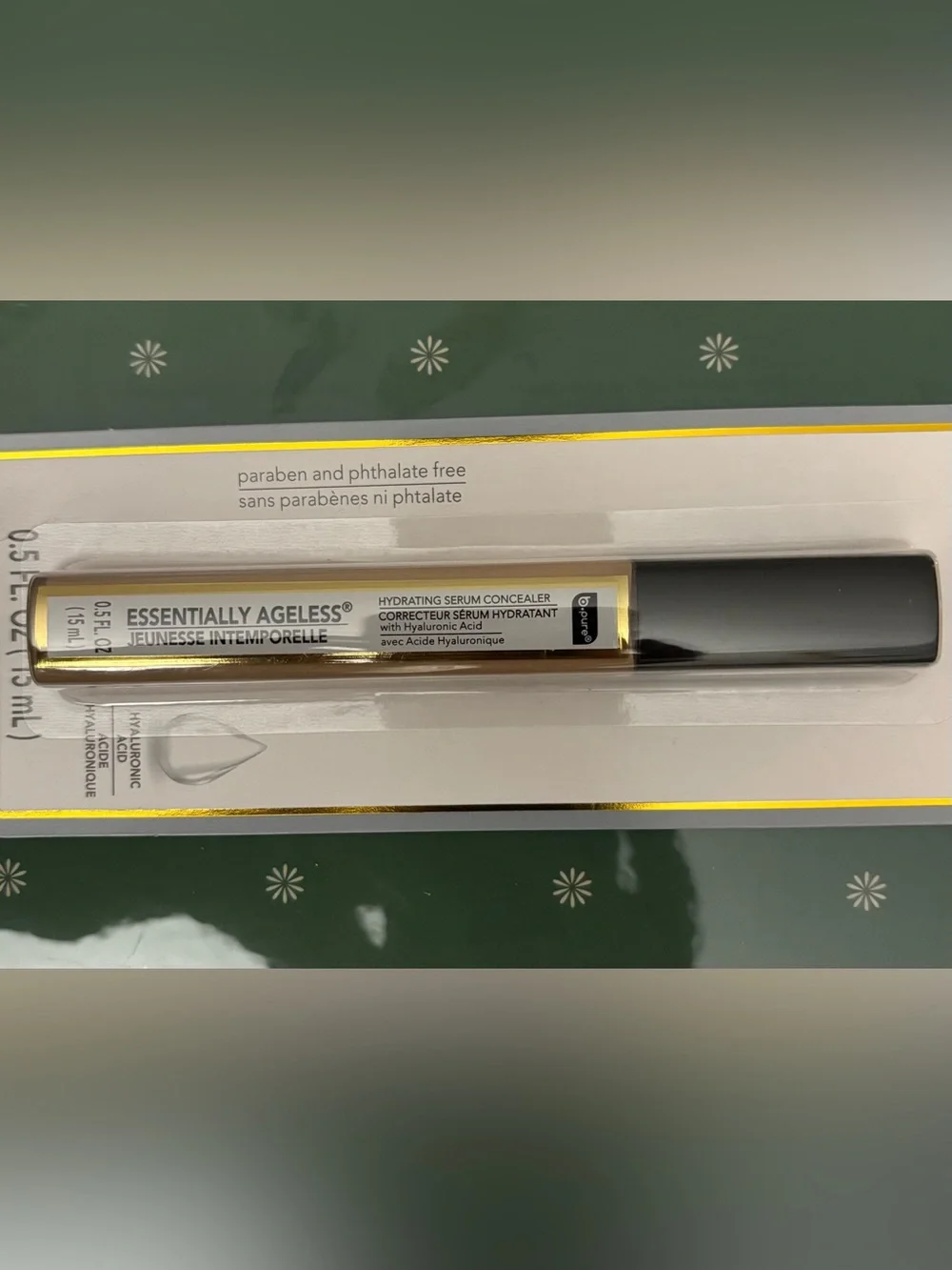 Hydrating Serum Concealer with glycerin, and hyaluronic acid. Color: Fair.